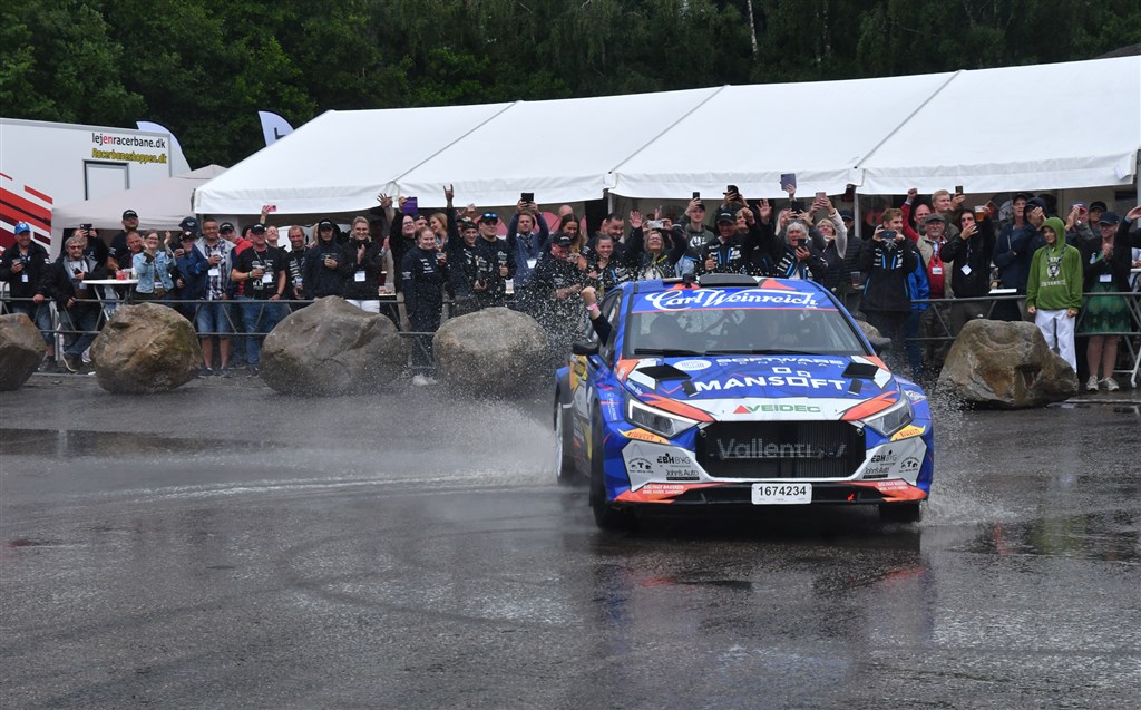 Simon Vallentin sluttede efter dagens heat med en serie ”dougnuts“ foran teamets 250 gæster.
(Foto: Morten Dam)
